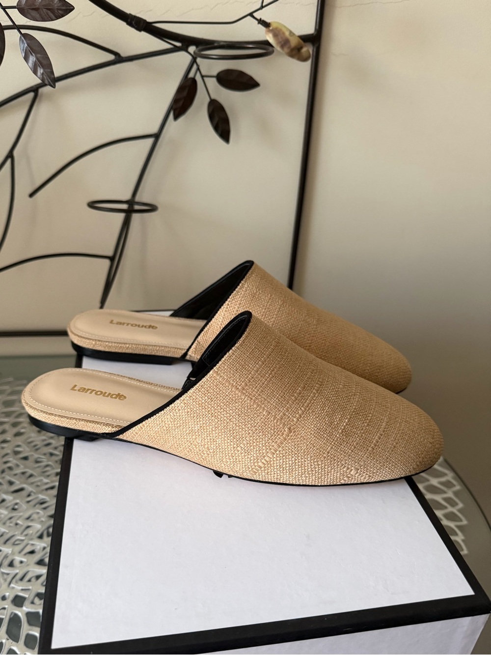 Larroude Venice Flat Mule In Beige Raffia and Leather w Black Trim Size 7.5 NIB - Picture 14 of 16